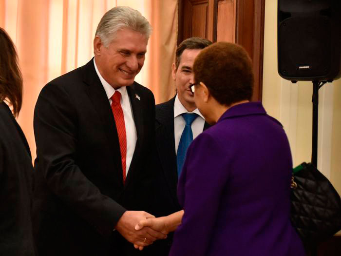 Presidente de Cuba, Miguel Dí­az-Canel Bermúdez, saluda a congresista estadounidense.