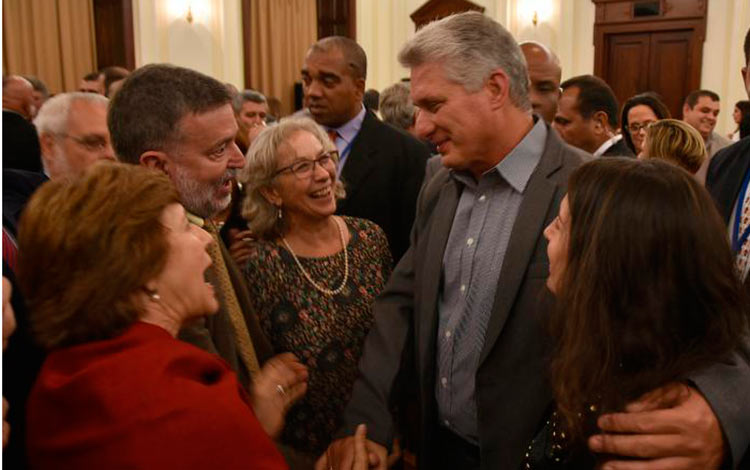 Presidente cubano, Miguel Díaz-Canel, sostiene encuentro con emigrados cubanos sen Estados Unidos.