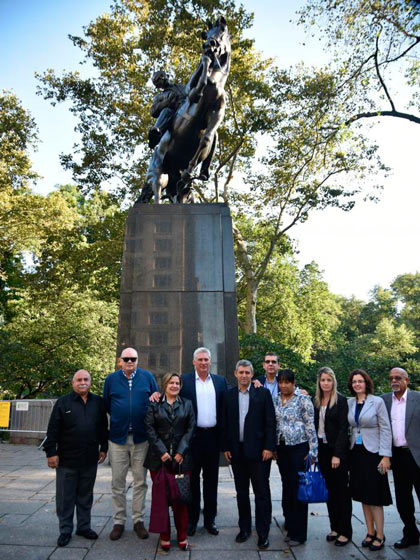 Presidente cubano, Miguel Dí­az-Canel, y la delegación que lo acompaña rinden homenaje a José Martí­ en Nueva York.