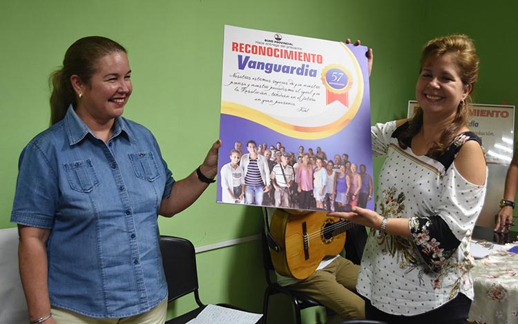 Primera Secretaria del PCC en la provincia junto a Directora de Vanguardia Primera Secretaria del PCC en la provincia junto a Directora de Vanguardia