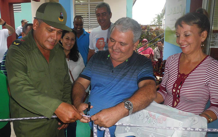 Julio Ramiro Lima Corzo, presidente del Consejo de Defensa Provincial, cortó la cinta inaugural junto al periodista Jesús Álvarez López.