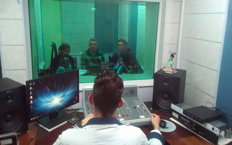 Transmisión inaugural de Radio Arimao, en Manicaragua, Villa Clara.