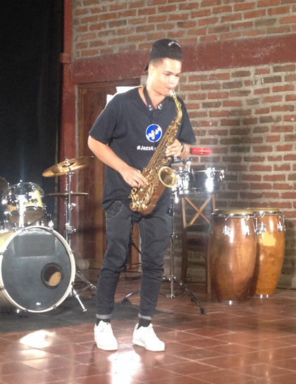 Participante en audición para la Banda Gigante de RTV Comercial. Participante en audición para la Banda Gigante de RTV Comercial.