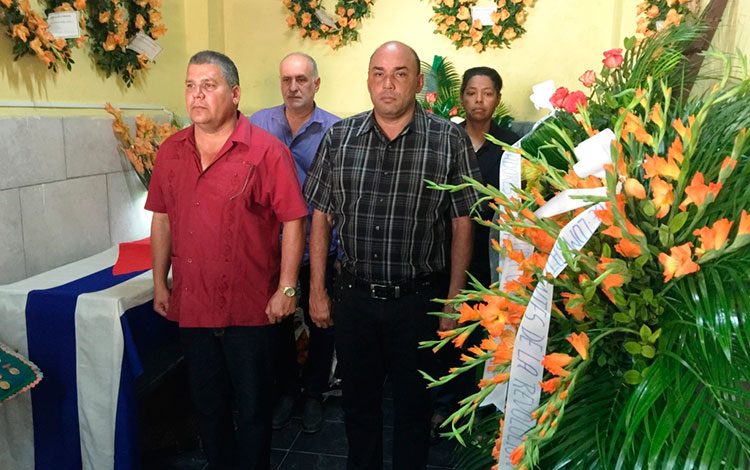 Última guardia de honor al periodista Luis Orlando Pantoja Veitía.