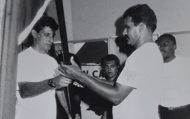 Roberto García recibe la bandera de colectivo Vanguardia Nacional para Telecubanacán