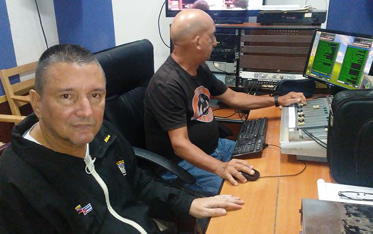 Ramón Torres y Emilio Rodríguez, director y operador de sonido, respectivamente, del programa Qué noche. Ramón Torres y Emilio Rodríguez, director y operador de sonido, respectivamente, del programa Qué noche.