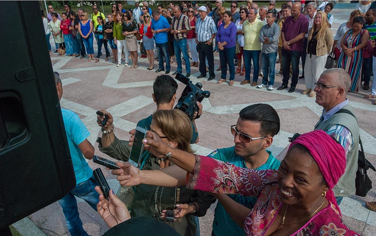 Periodistas cubren acto por el Día de la Prensa Cubana en Villa Clara.