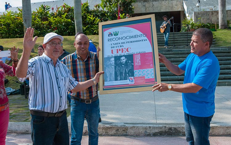 Upec de Villa Clara recibe reconocimiento por el Día de la Prensa Cubana. Upec de Villa Clara recibe reconocimiento por el Día de la Prensa Cubana.