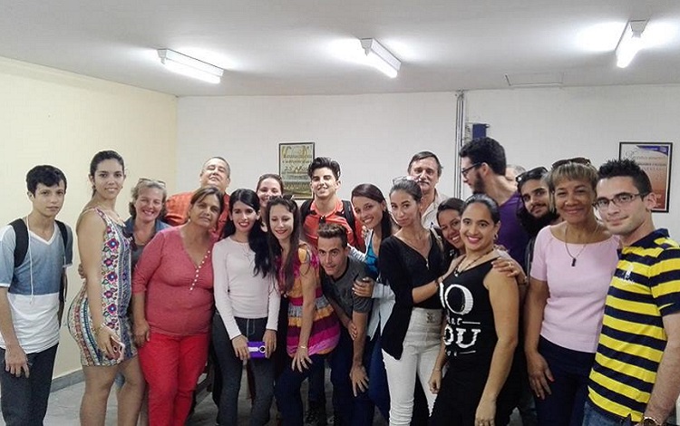 Estudiantes de Periodismo junto colectivo de la CMHW