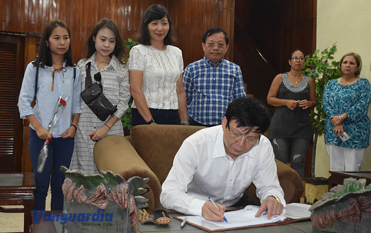 Delegación de periodista vietnamitas