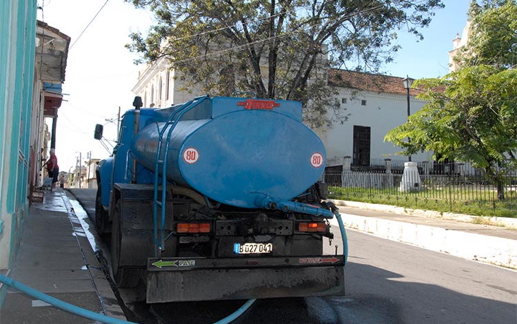 Carro cisterna abasteciendo agua en Santa Clara. Carro cisterna abasteciendo agua en Santa Clara.