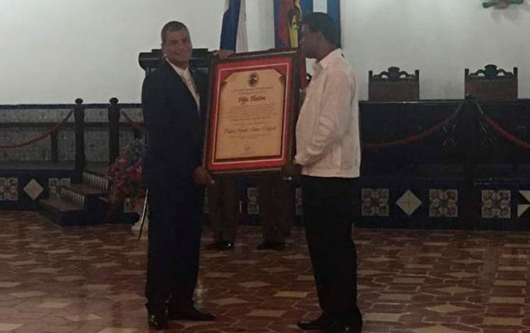 Recibe Correa condición de Hijo Ilustre de Santiago de Cuba