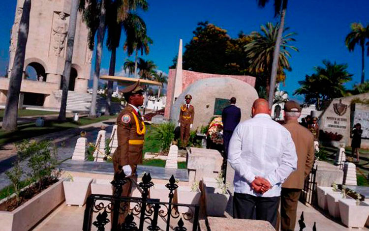 Rafael Correa rinde homenaje a Martí y Fidel.