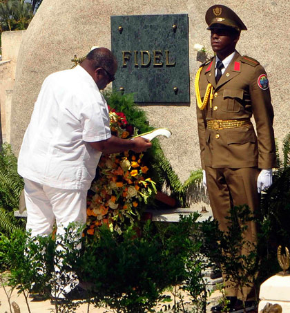 Ali Bongo Ondimba rinde homenaje a Fidel Castro en el cementerio de Santa Ifigenia.