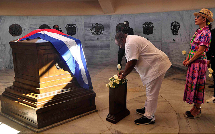 Ali Bongo Ondimba rinde homenaje a José Martí en cementerio de Santa Ifigenia.