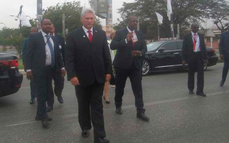 Diaz-Canel en Angola