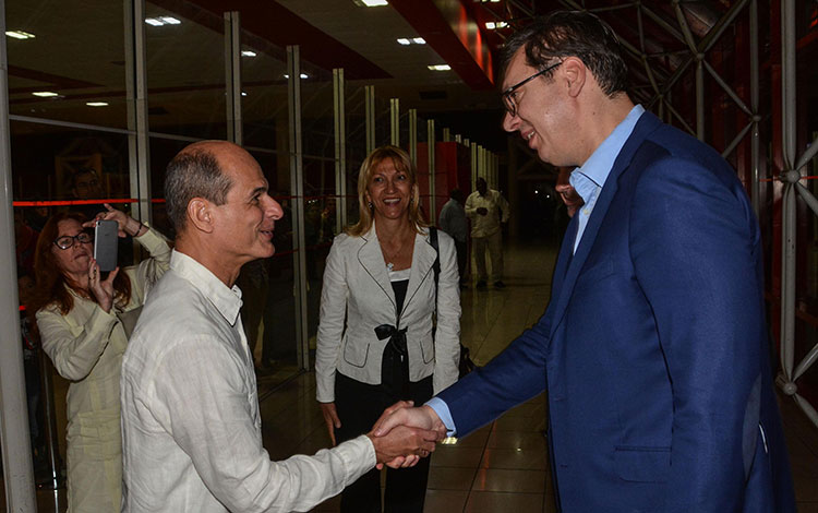 Aleksandar Vučić, presidente de Serbia, es recibido por Rogelio Sierra, viceministro de Relaciones Exteriores de Cuba.