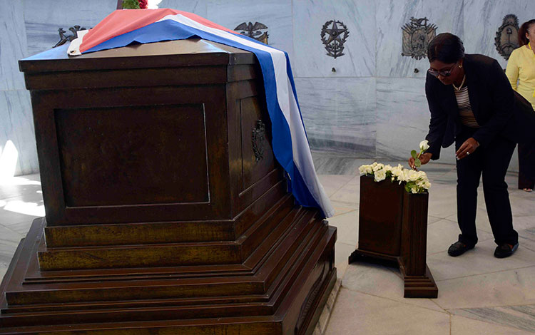 Primera ministra de Namibia rinde tributo a José Martí­.
