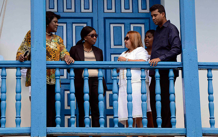 Primera ministra de Namibia visita balcón del Ayuntamiento de Santiago de Cuba, donde Fidel proclamó el triunfo de la Revolución