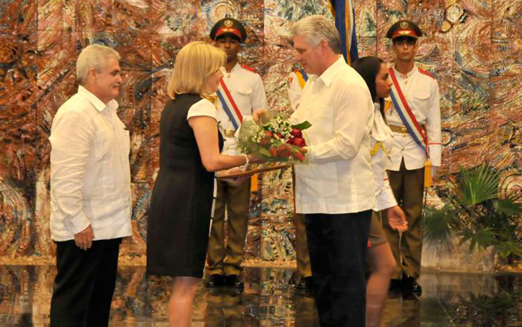 Miguel Díaz-Canel y la viceministra de  Relaciones Exteriores Ana Teresita González  Fraga.