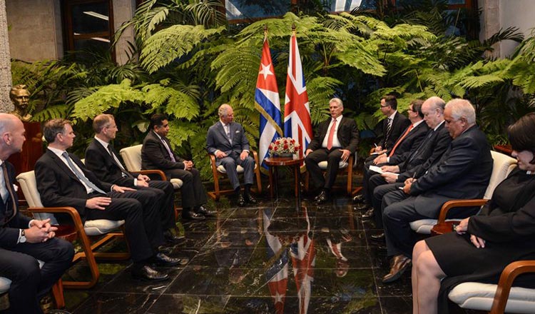 Delegaciones en el encuentro entre el príncipe Carlos de Gales y el presidente de Cuba, Miguel Díaz-Canel Bermúdez. Delegaciones presentes en el encuentro entre el príncipe Carlos de Gales y el presidente de Cuba, Miguel Díaz-Canel Bermúdez.