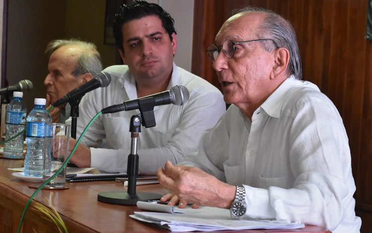 Rodolfo Dávalos y Ricardo Alarcón participan en debate popular sobre la Ley Helms-Burton en Santa Clara.