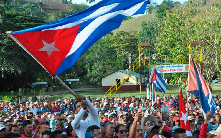 Pueblo con bandera cubana.