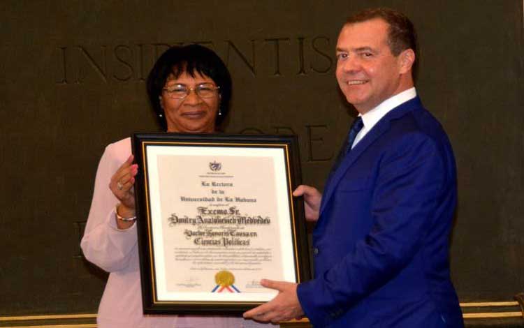 Doctor Honoris Causa en Ciencias Políticas al presidente del Gobierno de la Federación de Rusia Doctor Honoris Causa en Ciencias Políticas al presidente del Gobierno de la Federación de Rusia