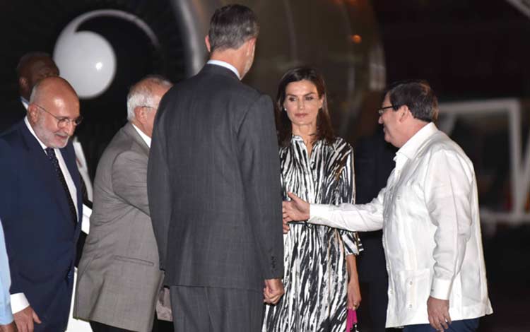 Canciller cubano, Bruno Rodríguz Parrilla, recibe a los reyes de España en el aeropuerto internacional de La Habana. Canciller cubano, Bruno Rodríguz Parrilla, recibe a los reyes de España en el aeropuerto internacional de La Habana.