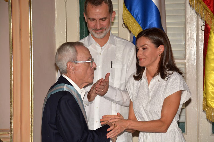 Eusebio Leal, historiador de La Habana, conversa con la reina Letizia de España. Eusebio Leal, historiador de La Habana, conversa con la reina Letizia de España.