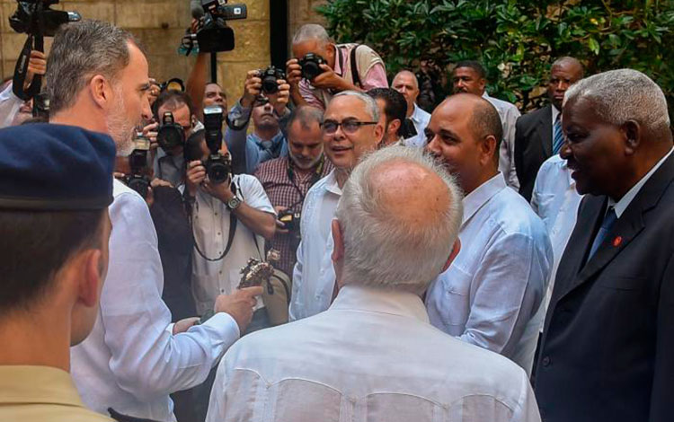 Presidente del Parlamento cubano, Esteban Lazo Hernández, participa en el recorrido de los reyes de España por la Habana Vieja. Presidente del Parlamento cubano, Esteban Lazo Hernández, participa en el recorrido de los reyes de España por la Habana Vieja.
