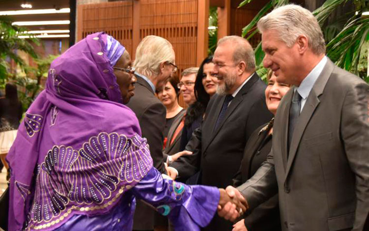 Presidente de Cuba, Miguel Díaz-Canel Bermúdez, saluda a diplomáticos acreditados en Cuba.