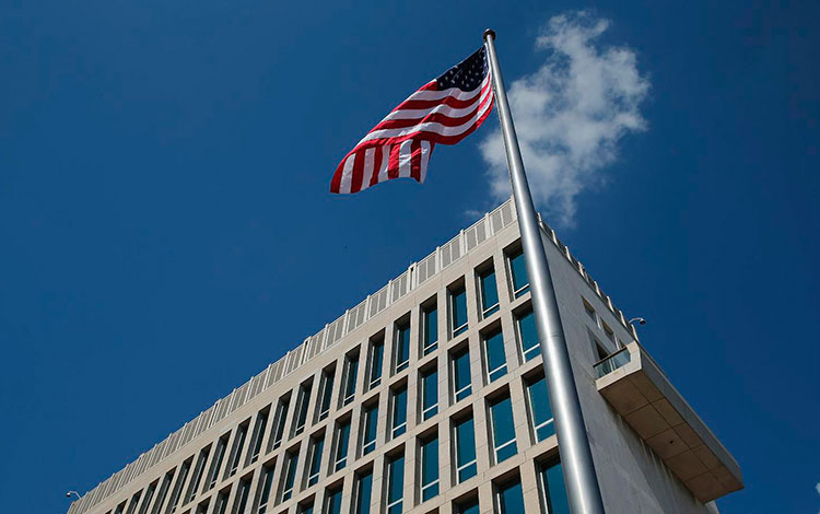 Bandera de Estados Unidos en embajada norteamericana en La Habana.