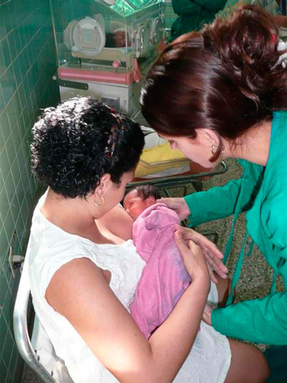 Madre lactando y doctora. Madre lactando y doctora.