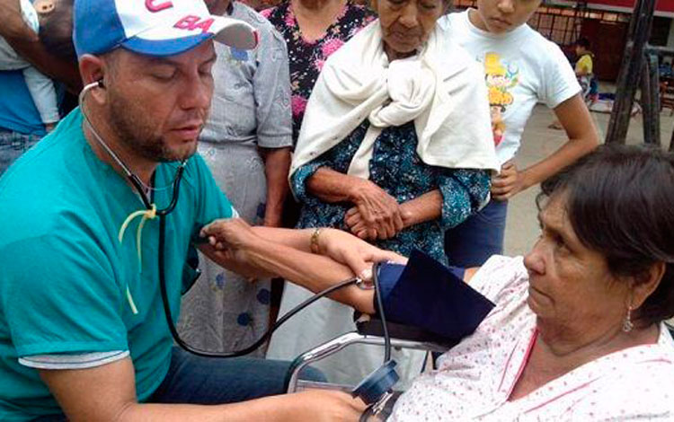 Médicos cubanos en Perú