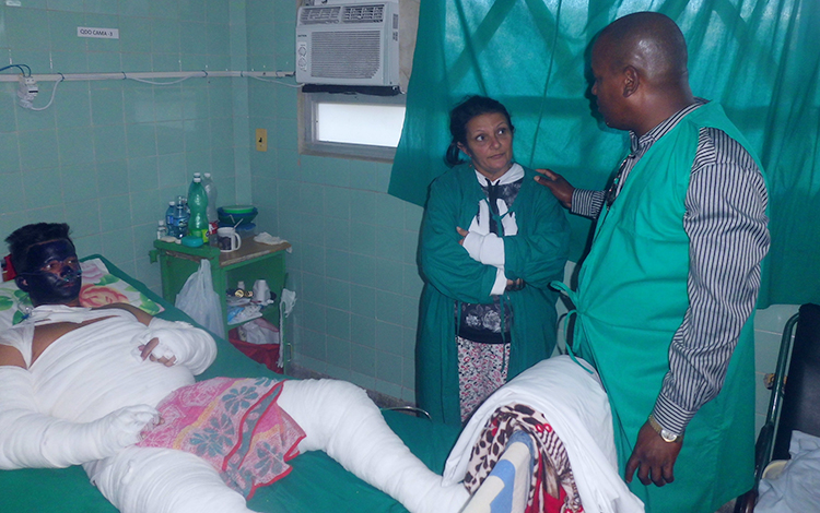 Adrián Enrique y su madre reciben la visita de Lázaro Eduardo Ochoa Waterman, presidente de la Asamblea del Poder Popular de Remedios. 