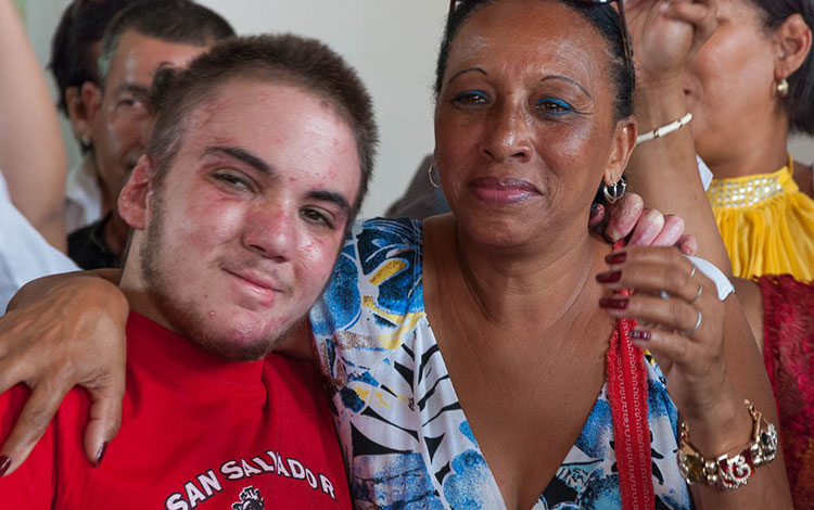 Menor accidentado en parrandas de Remedios feliz por su recuperación.