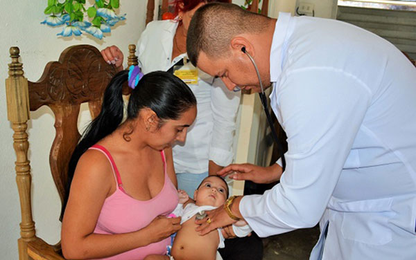 Médico de Jibacoa, en Manicaragua, Villa Clara, haciendo visita de terreno a sus pacientes.