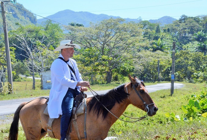 Médico a caballo en el Escambray de Villa Clara Médico a caballo en el Escambray de Villa Clara