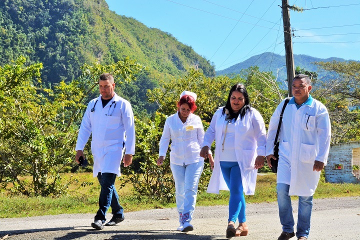 Personal médico en el Escambray de Villa Clara Personal médico en el Escambray de Villa Clara
