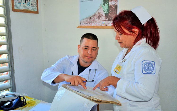 Médico y enfermera de la familia en zona montañosa de Villa Clara.