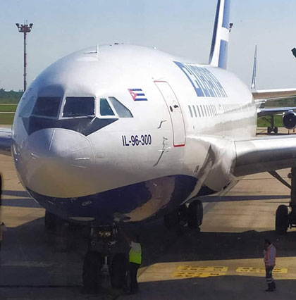 Avion que trasladó a Cuba al primer grupo de colaboradores cubanos en Bolivia. Avion que trasladó a Cuba al primer grupo de colaboradores cubanos en Bolivia.