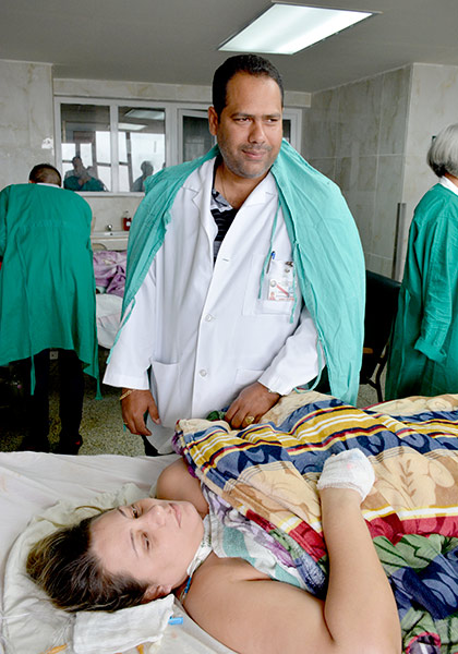 Doctor Esteban Roig Caraballo, jefe de Servicios de Neurocirugía del hospital universitario Arnaldo Milián Castro, de Villa Clara. Doctor Esteban Roig Caraballo, jefe de Servicios de Neurocirugía del hospital universitario Arnaldo Milián Castro, de Villa Clara.