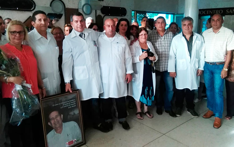 El doctor Raúl Dueñas Fernández (primero de izquierda a derecha), junto a trabajadores del Cardiocentro Ernesto Che Guevara, de Santa Clara.