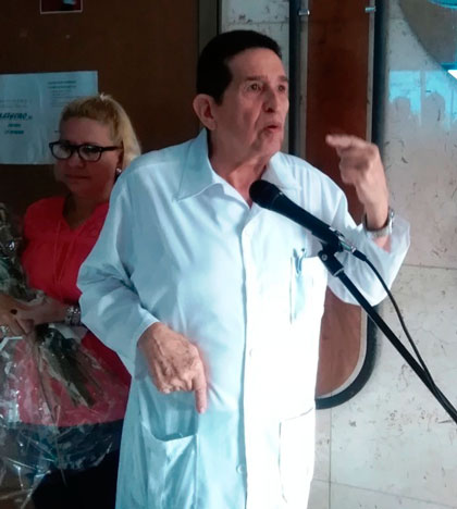 Doctor Raúl Dueñas Fernández habla al colectivo del Cardiocentro Ernesto Che Guevara, de Villa Clara. Doctor Raúl Dueñas Fernández habla al colectivo del Cardiocentro Ernesto Che Guevara, de Villa Clara.