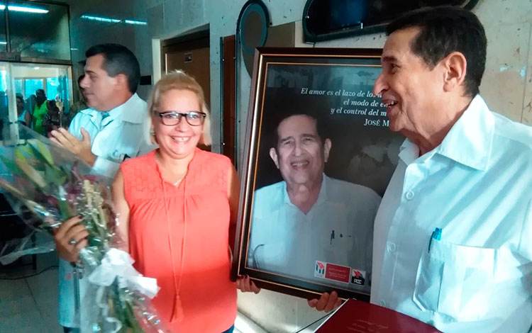 Doctor Raúl Dueñas Fernández recibe reconocimiento del Partido en Villa Clara. Doctor Raúl Dueñas Fernández recibe reconocimiento del Partido en Villa Clara.