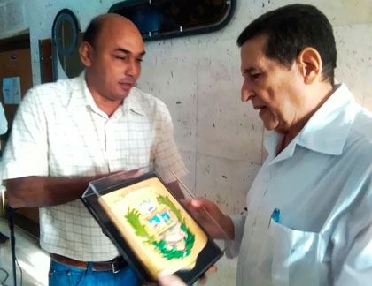 Doctor Raúl Dueñas Fernández recibe la réplica del Escudo de Armas de Villa Clara. Doctor Raúl Dueñas Fernández recibe la réplica del Escudo de Armas de Villa Clara.