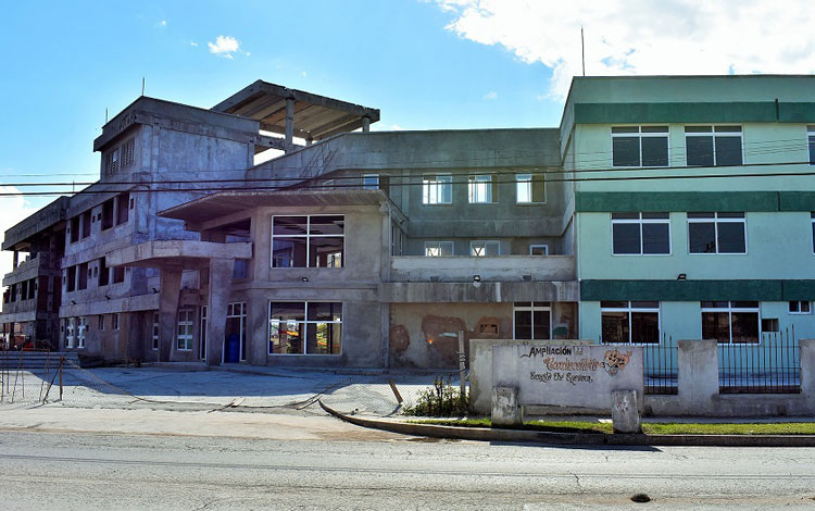 La futura sede hospitalaria, erigida en los predios de la antigua Quinta de Dieguito, dispondrá, una vez terminada, de aulas para impartir conferencias, dos salones quirúrgicos, una de terapia intensiva y una intermedia, así como una central de esterilización.