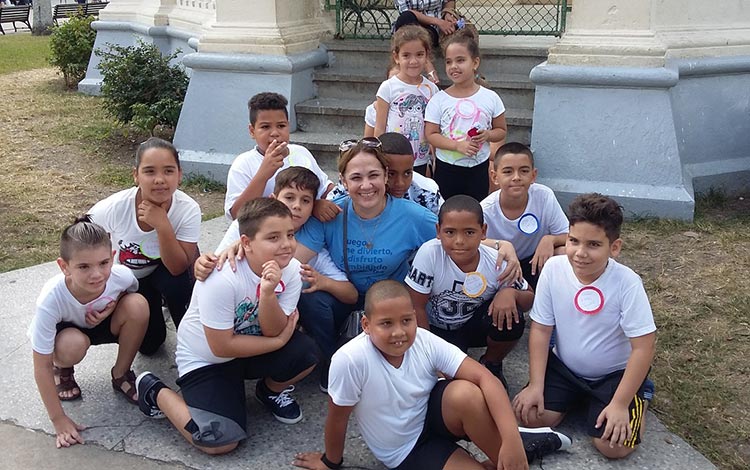 Doctora Julieta García junto a niños que integran integran el proyecto relacionado con la obesidad