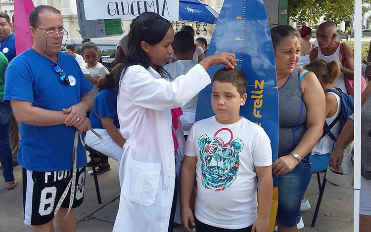 Chequeo de la talla y el peso en niños, por el grupo provincial de diabetes en Villa Clara. Chequeo de la talla y el peso en niños, por el grupo provincial de diabetes en Villa Clara.